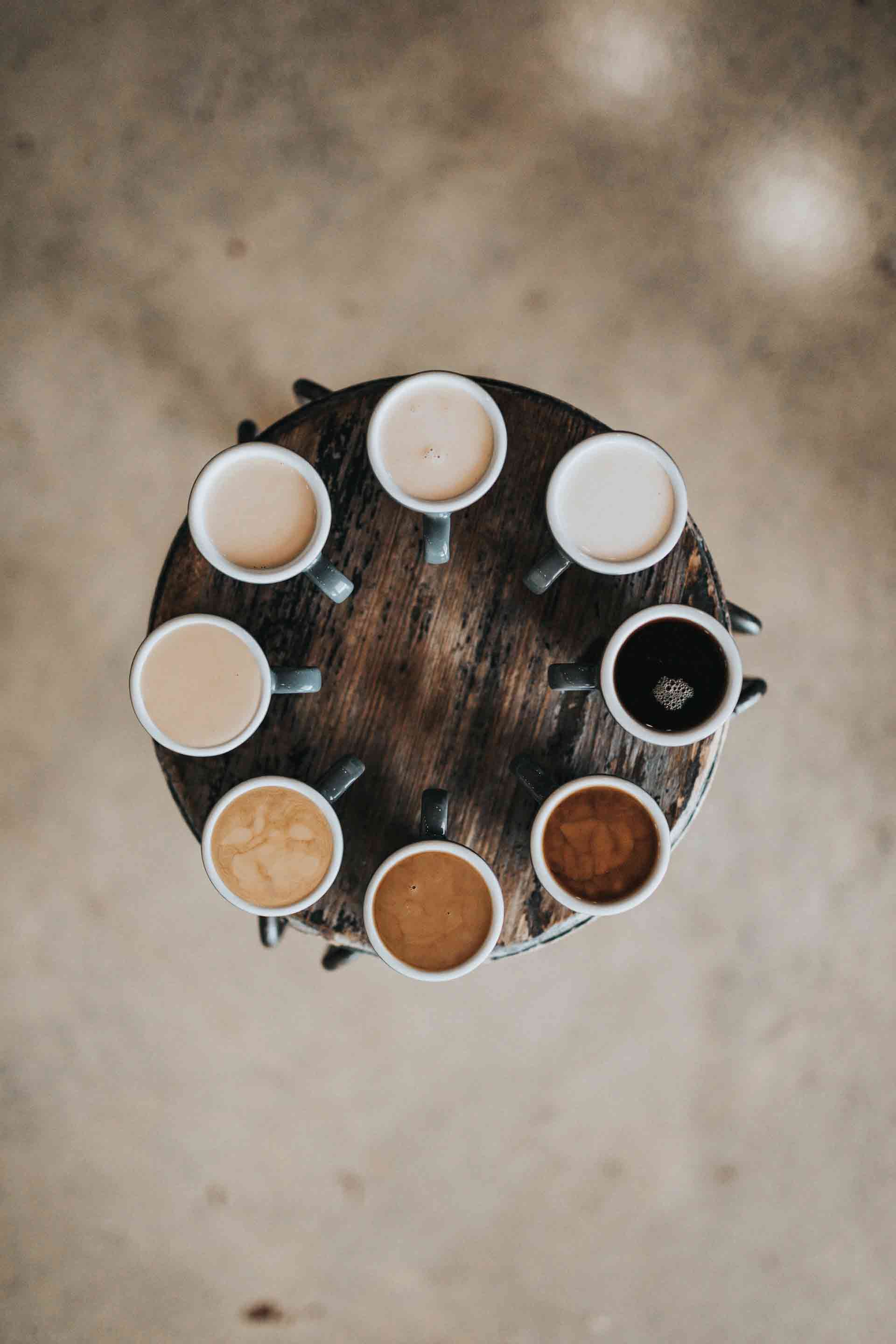 coffee in mugs on round table